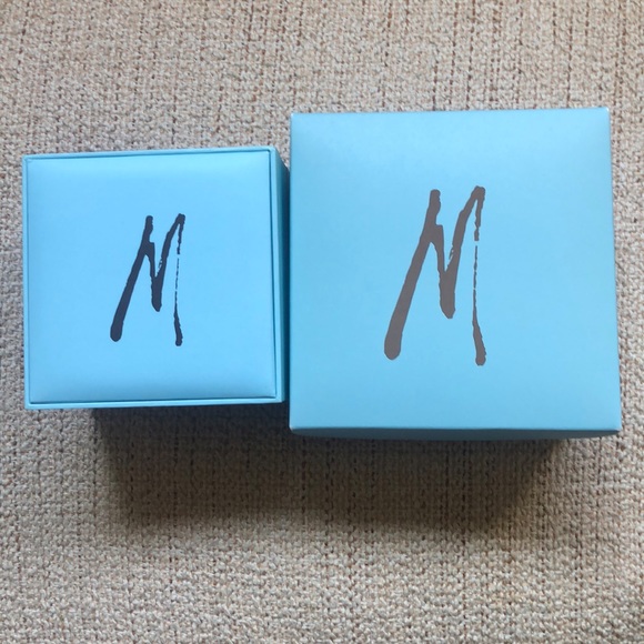 NIB Gorgeous Earrings by Marciano - Picture 4 of 6